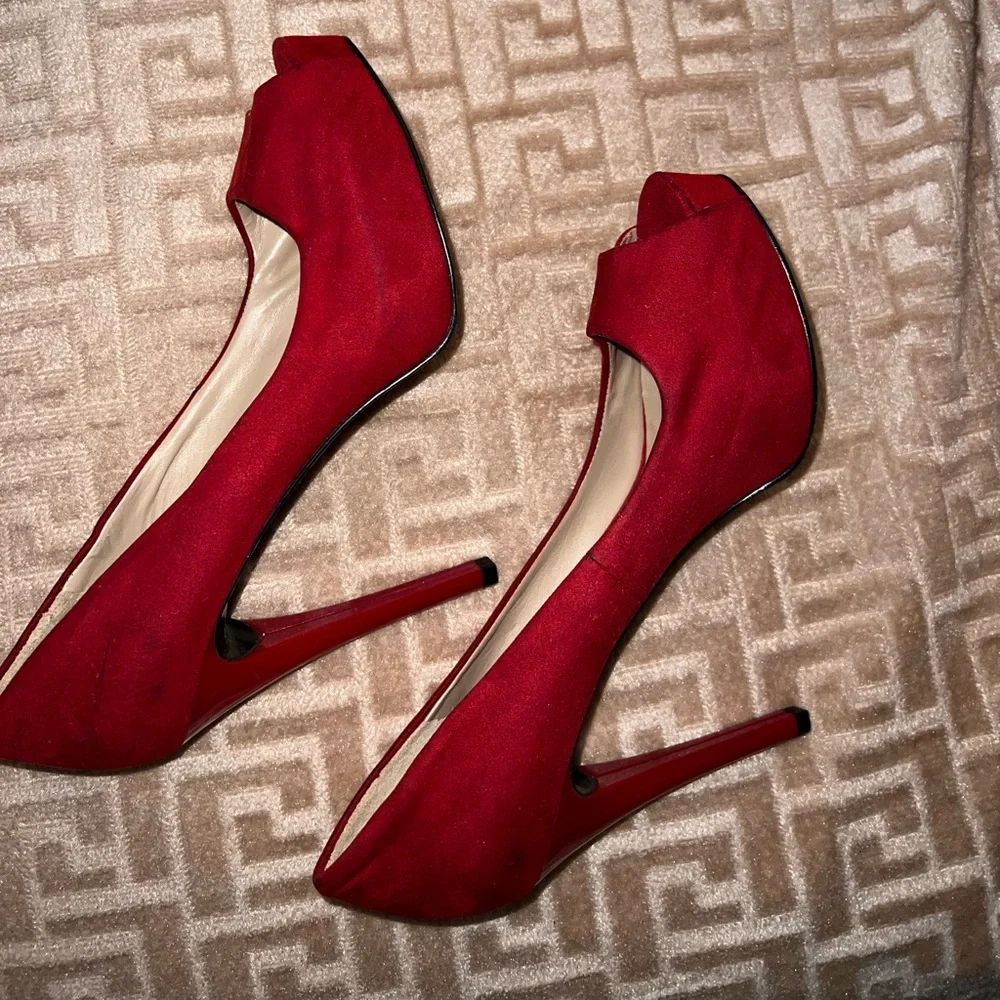 GUESS - Picture 4 of 5